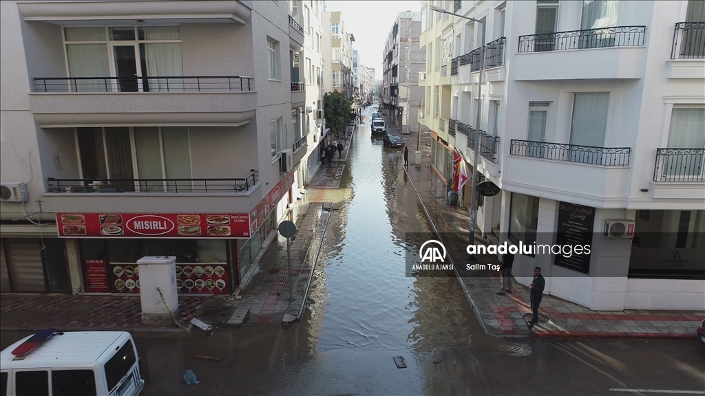 İskenderun'da denizin taşması sonucu su basan ev ve iş yerlerinde temizlik sürüyor