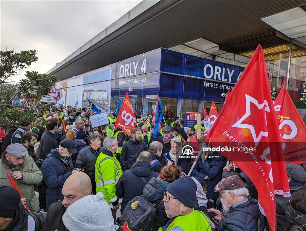 Air France çalışanları, şirketin Paris Orly Havalimanı'ndan çekilme kararına karşı protesto düzenledi