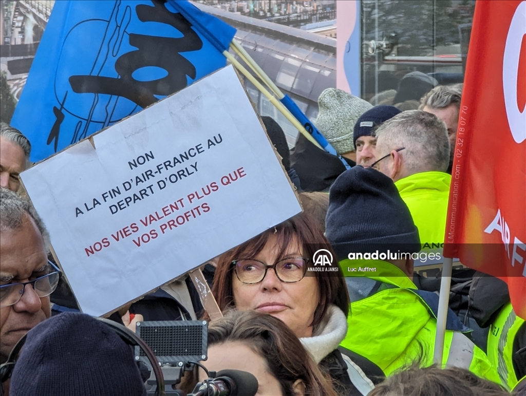 Air France çalışanları, şirketin Paris Orly Havalimanı'ndan çekilme kararına karşı protesto düzenledi