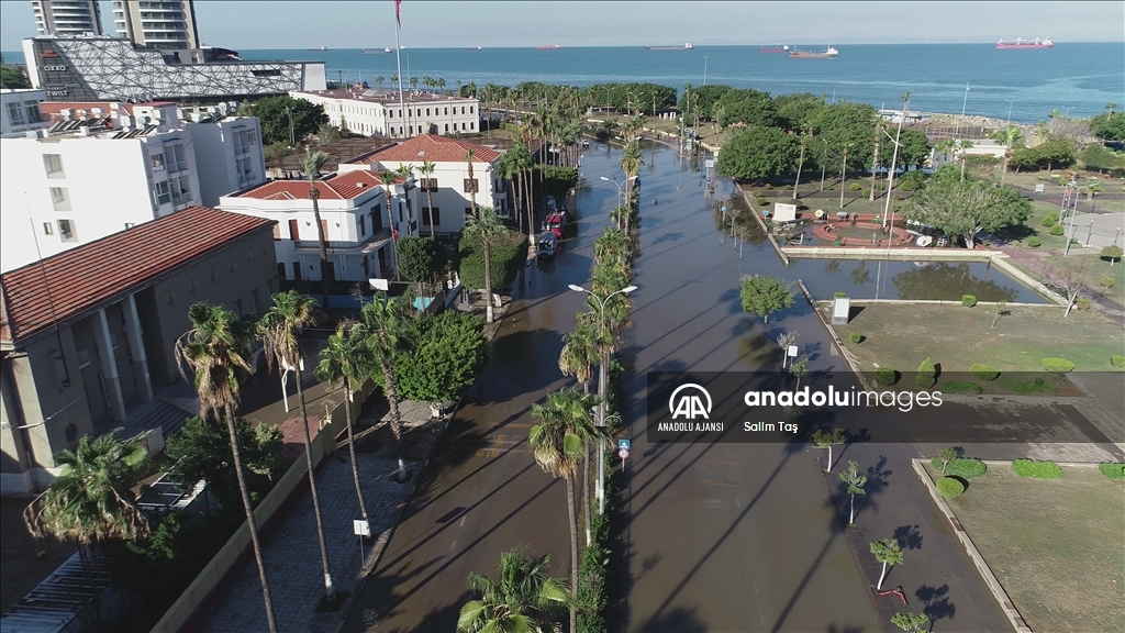 İskenderun'da denizin taşması sonucu su basan ev ve iş yerlerinde temizlik sürüyor