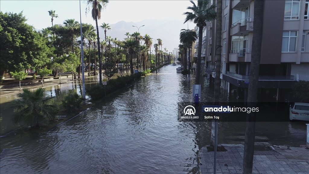 İskenderun'da denizin taşması sonucu su basan ev ve iş yerlerinde temizlik sürüyor