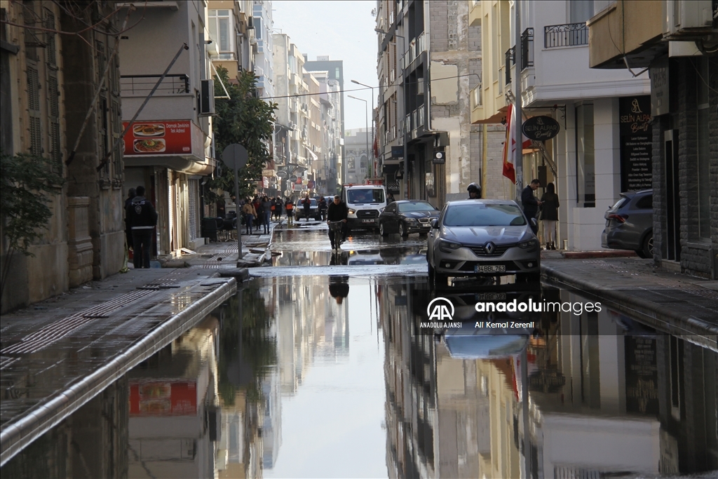 İskenderun'da denizin taşması sonucu su basan ev ve iş yerlerinde temizlik sürüyor