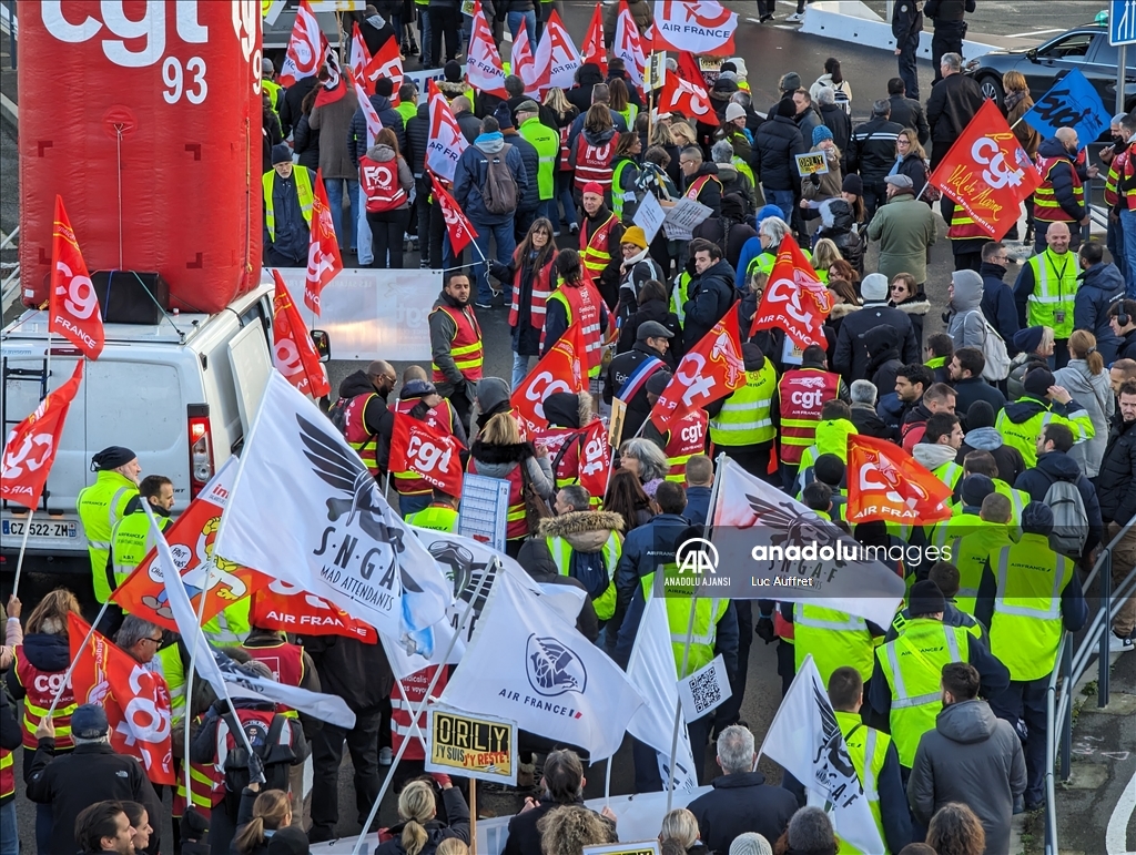 Air France çalışanları, şirketin Paris Orly Havalimanı'ndan çekilme kararına karşı protesto düzenledi