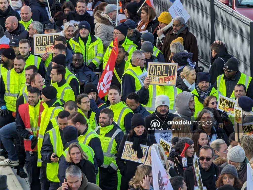 Air France çalışanları, şirketin Paris Orly Havalimanı'ndan çekilme kararına karşı protesto düzenledi