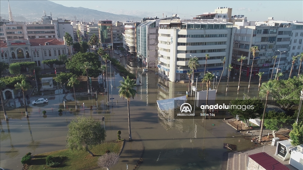 İskenderun'da denizin taşması sonucu su basan ev ve iş yerlerinde temizlik sürüyor