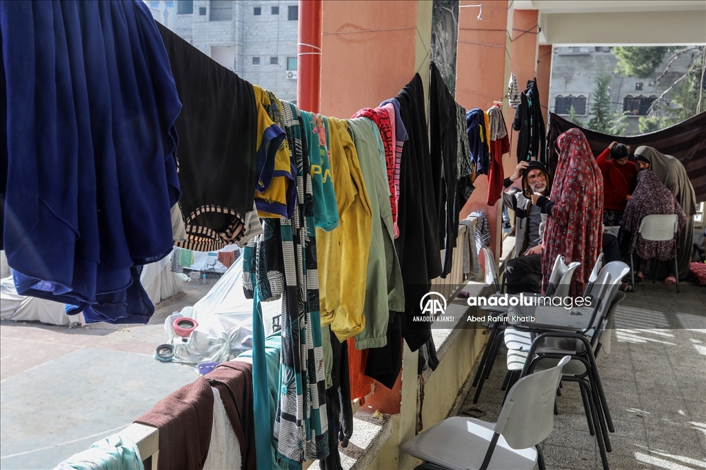 Gazze'deki okullara sığınan Filistinliler, zor şartlar altında yaşamlarını sürdürüyor