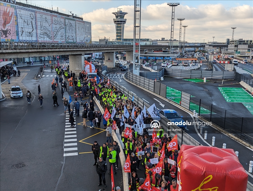 Air France çalışanları, şirketin Paris Orly Havalimanı'ndan çekilme kararına karşı protesto düzenledi