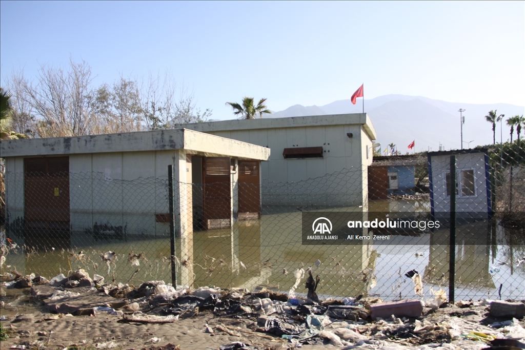 İskenderun'da denizin taşması sonucu su basan ev ve iş yerlerinde temizlik sürüyor