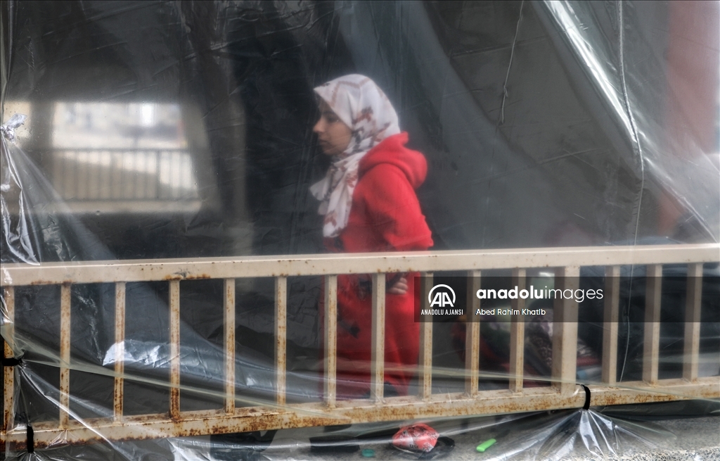 Gazze'deki okullara sığınan Filistinliler, zor şartlar altında yaşamlarını sürdürüyor