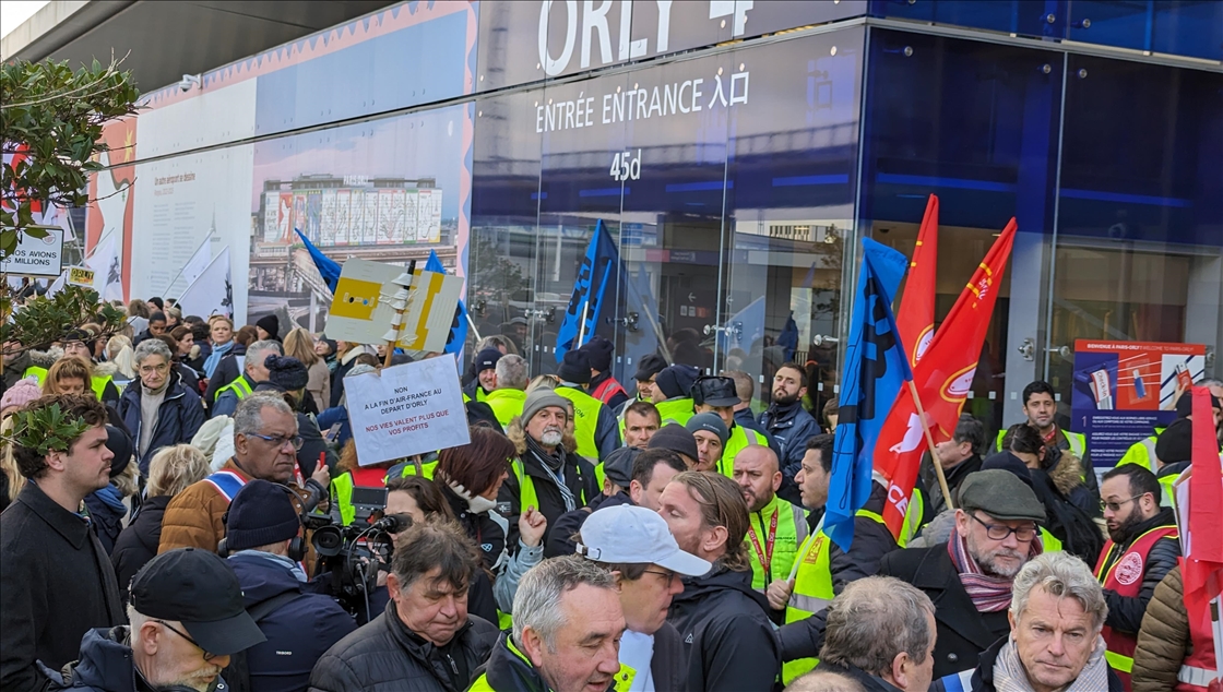 Air France çalışanları, şirketin Paris Orly Havalimanı'ndan çekilme kararına karşı protesto düzenledi