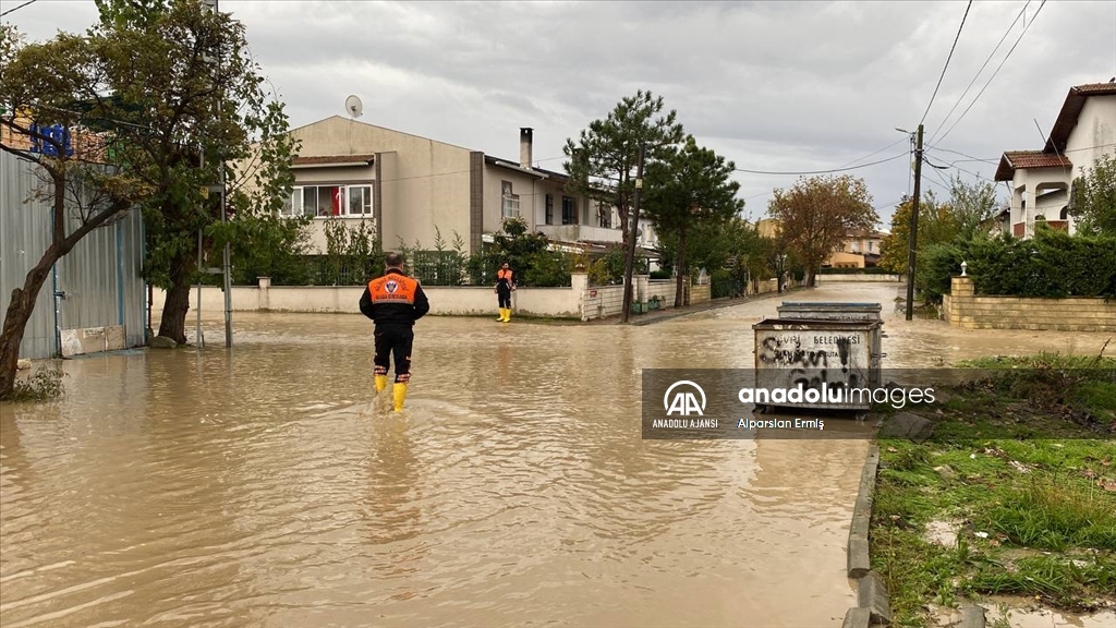İstanbul'da sağanak hayatı olumsuz etkiliyor
