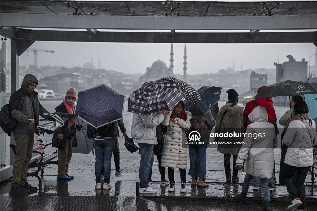 İstanbul'da sağanak hayatı olumsuz etkiliyor