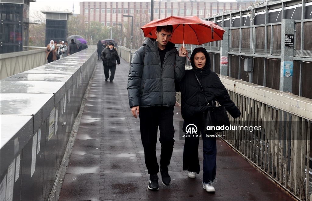İstanbul'da sağanak hayatı olumsuz etkiliyor