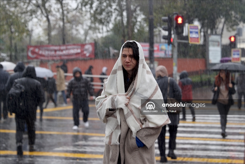 İstanbul'da sağanak hayatı olumsuz etkiliyor