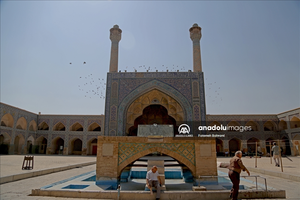 İsfahan'da Selçuklu Devleti döneminde inşa edilen cami farklı mimarisiyle tarihe tanıklık ediyor