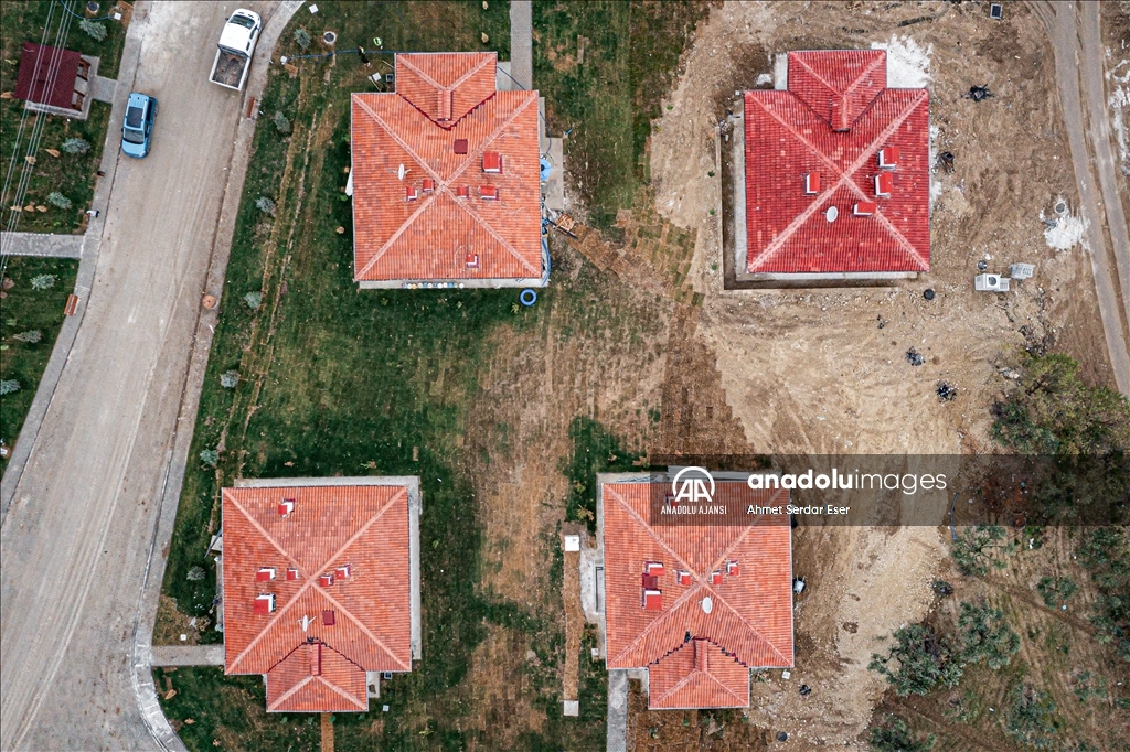 Hatay'da depremzedeler için yapılan köy evleri görüntülendi