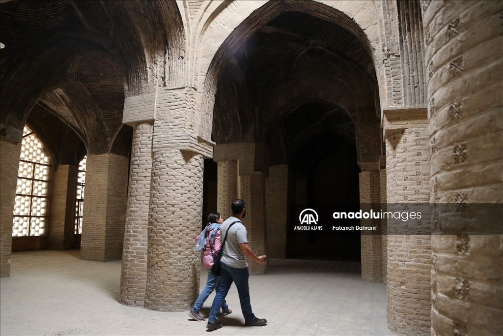 İsfahan'da Selçuklu Devleti döneminde inşa edilen cami farklı mimarisiyle tarihe tanıklık ediyor