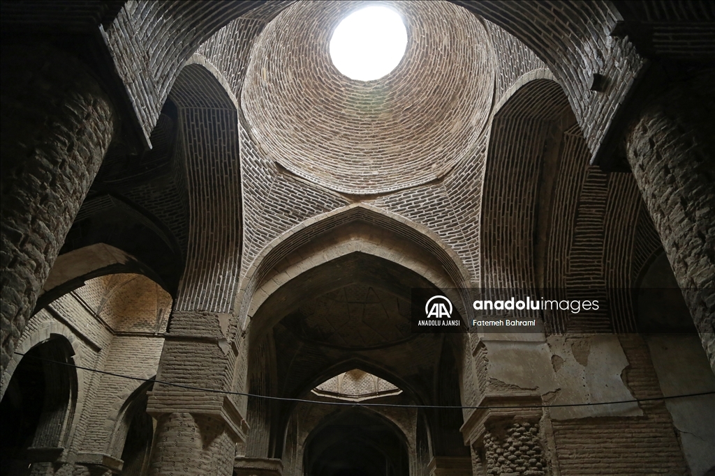 İsfahan'da Selçuklu Devleti döneminde inşa edilen cami farklı mimarisiyle tarihe tanıklık ediyor