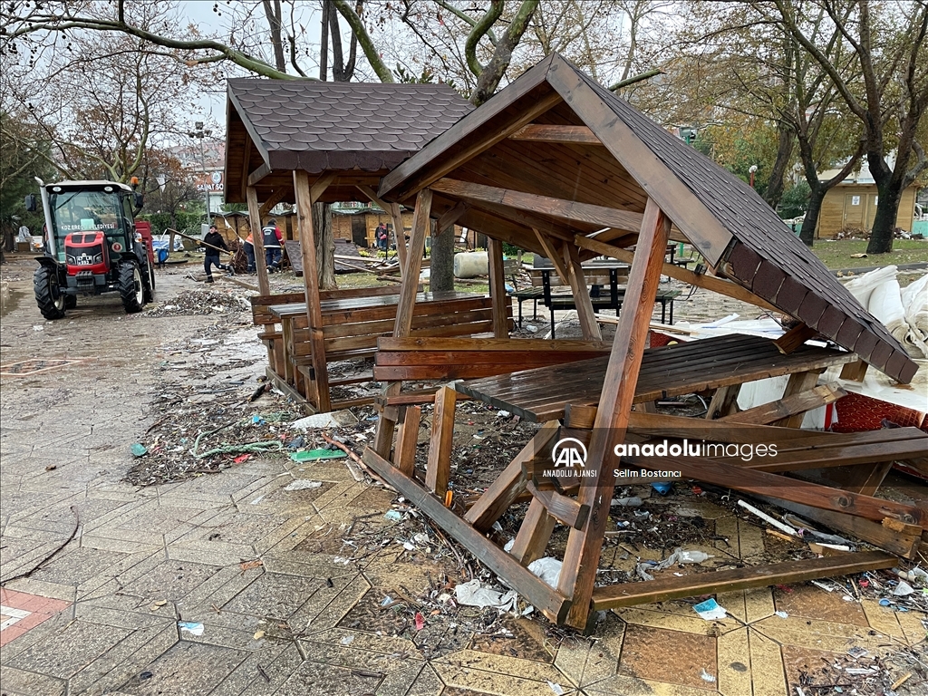 Karadeniz Ereğli'de fırtınanın izleri siliniyor