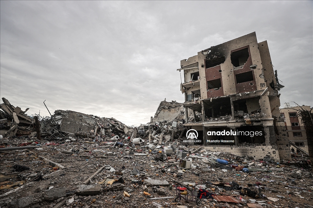İsrail'in Gazze'ye saldırılarında yerle bir olan toplu konut sitesindeki yıkım görüntülendi
