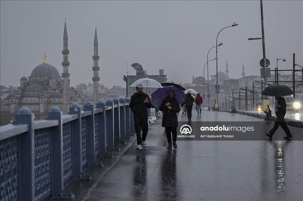 İstanbul'da sağanak hayatı olumsuz etkiliyor