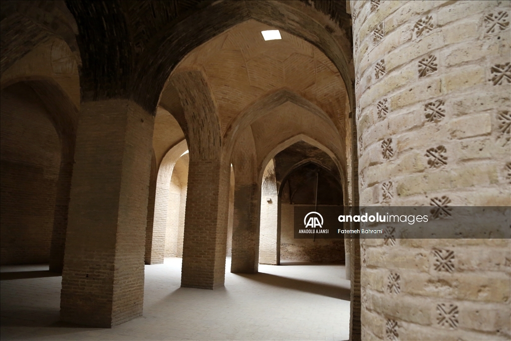 İsfahan'da Selçuklu Devleti döneminde inşa edilen cami farklı mimarisiyle tarihe tanıklık ediyor