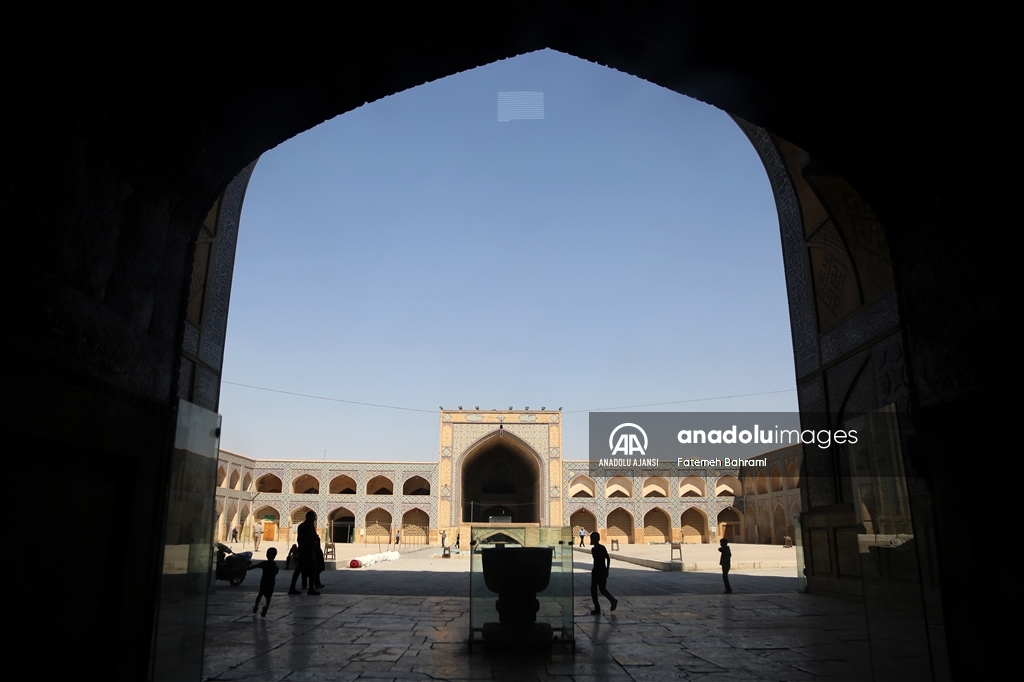İsfahan'da Selçuklu Devleti döneminde inşa edilen cami farklı mimarisiyle tarihe tanıklık ediyor