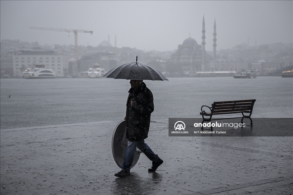 İstanbul'da sağanak hayatı olumsuz etkiliyor
