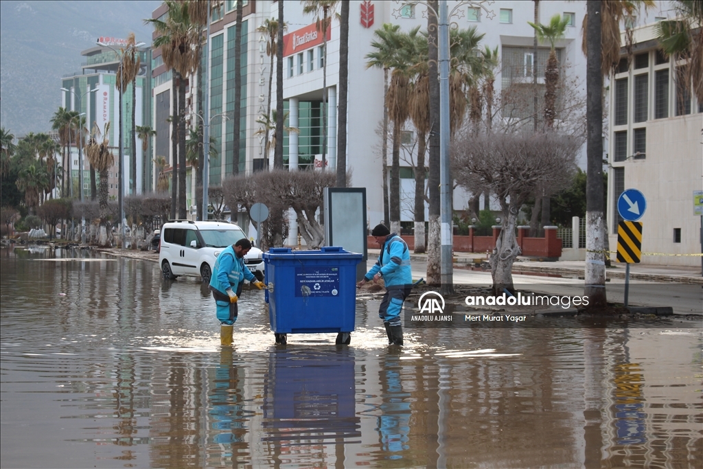 İskenderun'da denizin taşması sonucu su basan yerlerde temizlik sürüyor