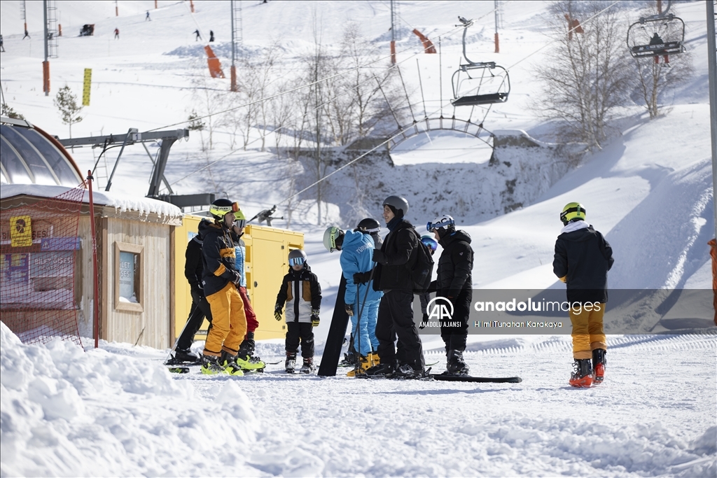 Sezona başlayan Palandöken ilk günden kayakseverlerle doldu