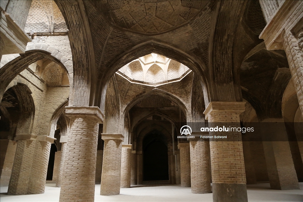İsfahan'da Selçuklu Devleti döneminde inşa edilen cami farklı mimarisiyle tarihe tanıklık ediyor