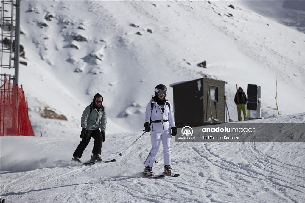 Sezona başlayan Palandöken ilk günden kayakseverlerle doldu