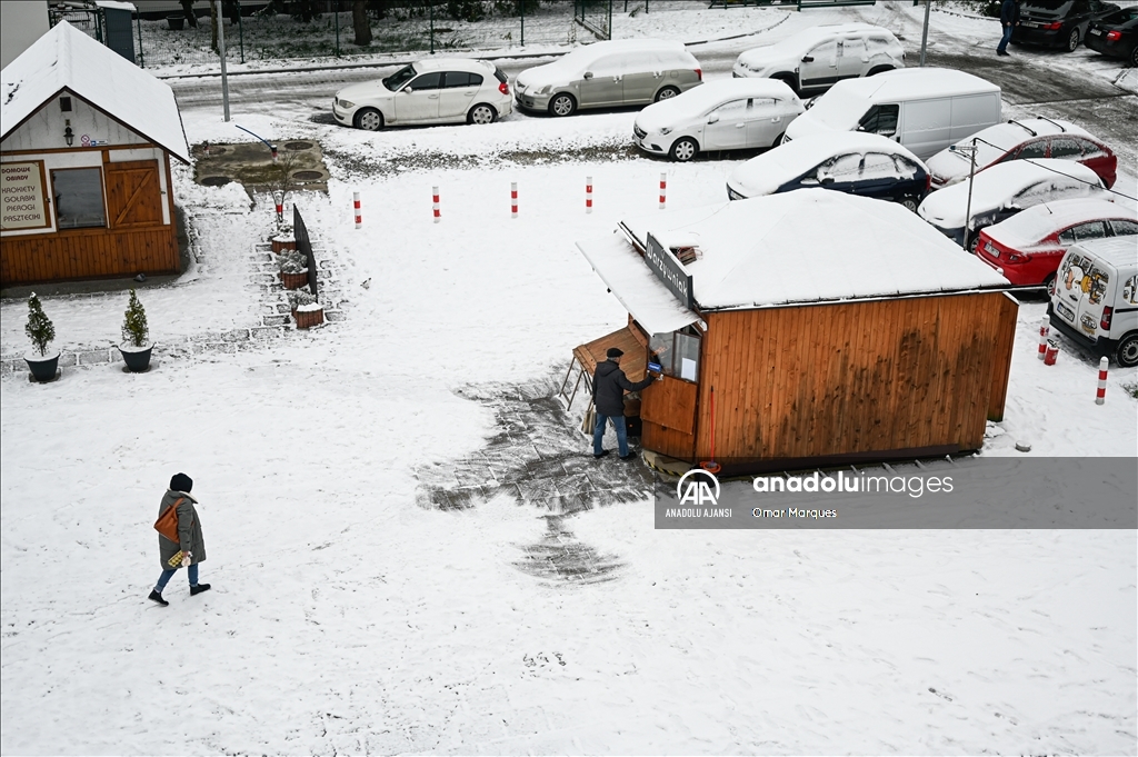 Polonya'nın Krakow kentinde kar yağışı etkili oldu