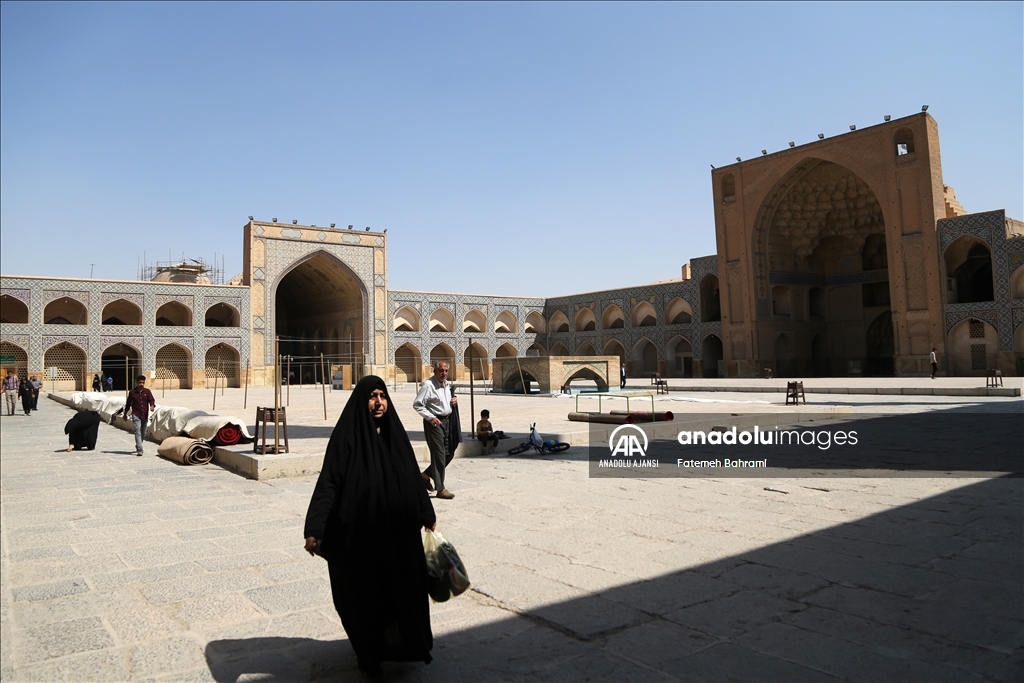 İsfahan'da Selçuklu Devleti döneminde inşa edilen cami farklı mimarisiyle tarihe tanıklık ediyor