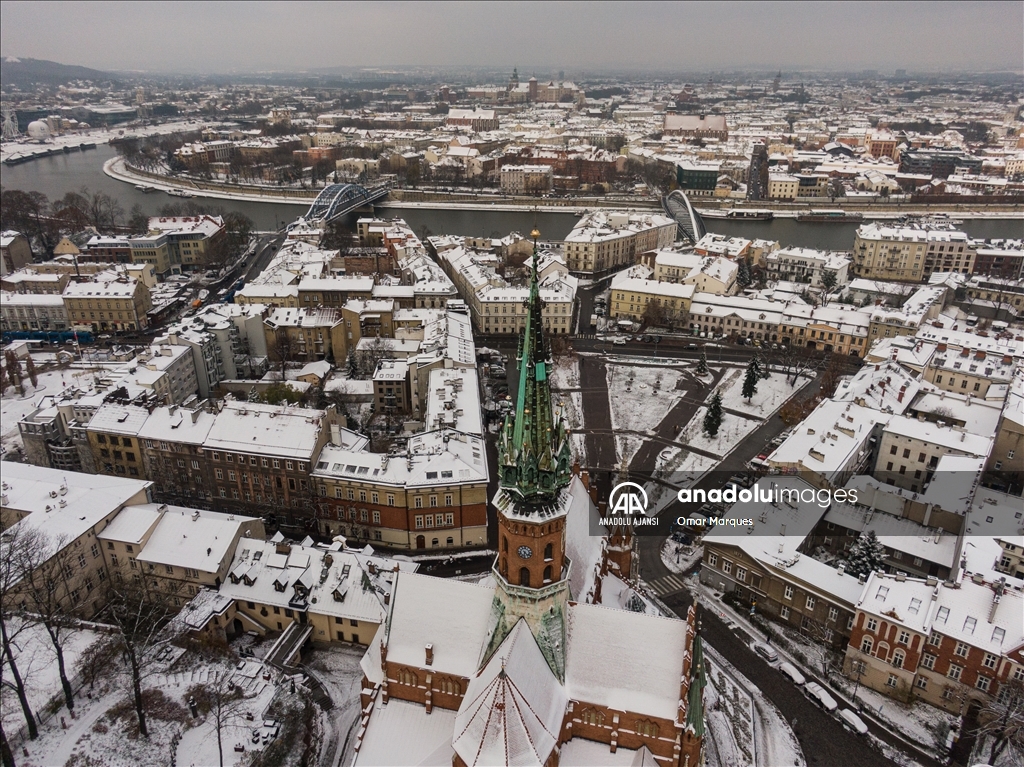 Polonya'nın Krakow kentinde kar yağışı etkili oldu
