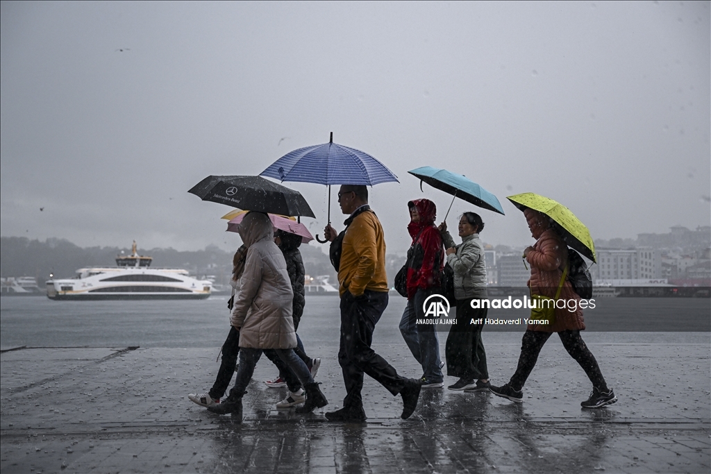İstanbul'da sağanak hayatı olumsuz etkiliyor