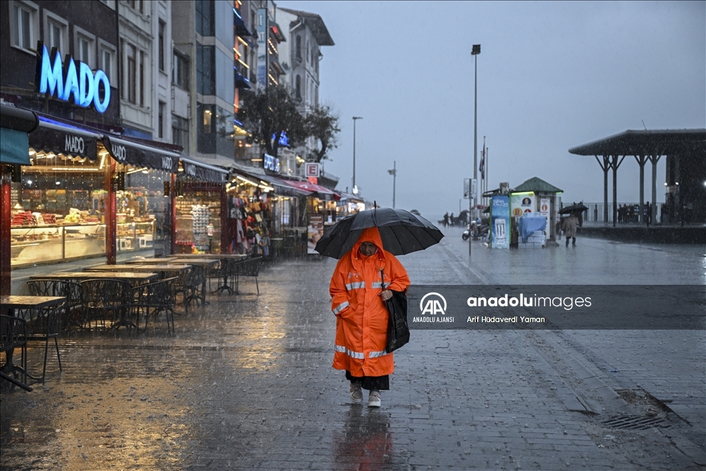 İstanbul'da sağanak hayatı olumsuz etkiliyor