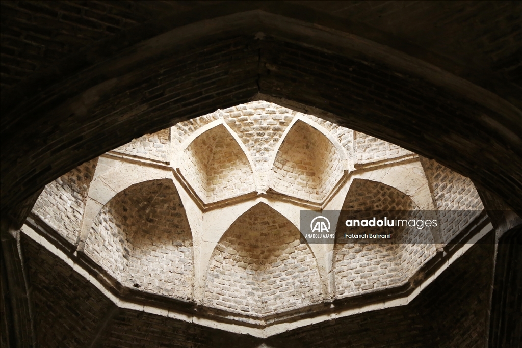 İsfahan'da Selçuklu Devleti döneminde inşa edilen cami farklı mimarisiyle tarihe tanıklık ediyor