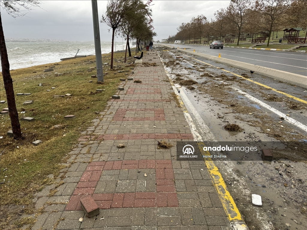 İstanbul'da fırtına hayatı olumsuz etkiledi