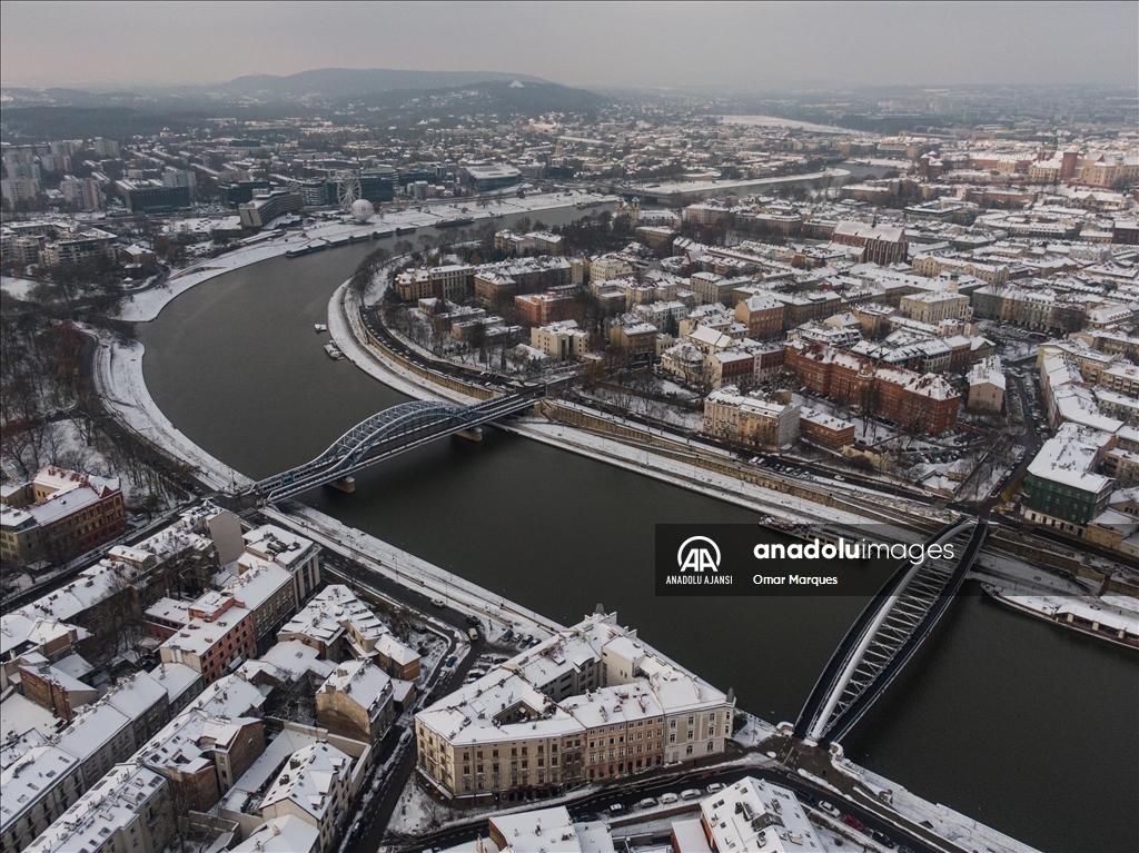 Polonya'nın Krakow kentinde kar yağışı etkili oldu