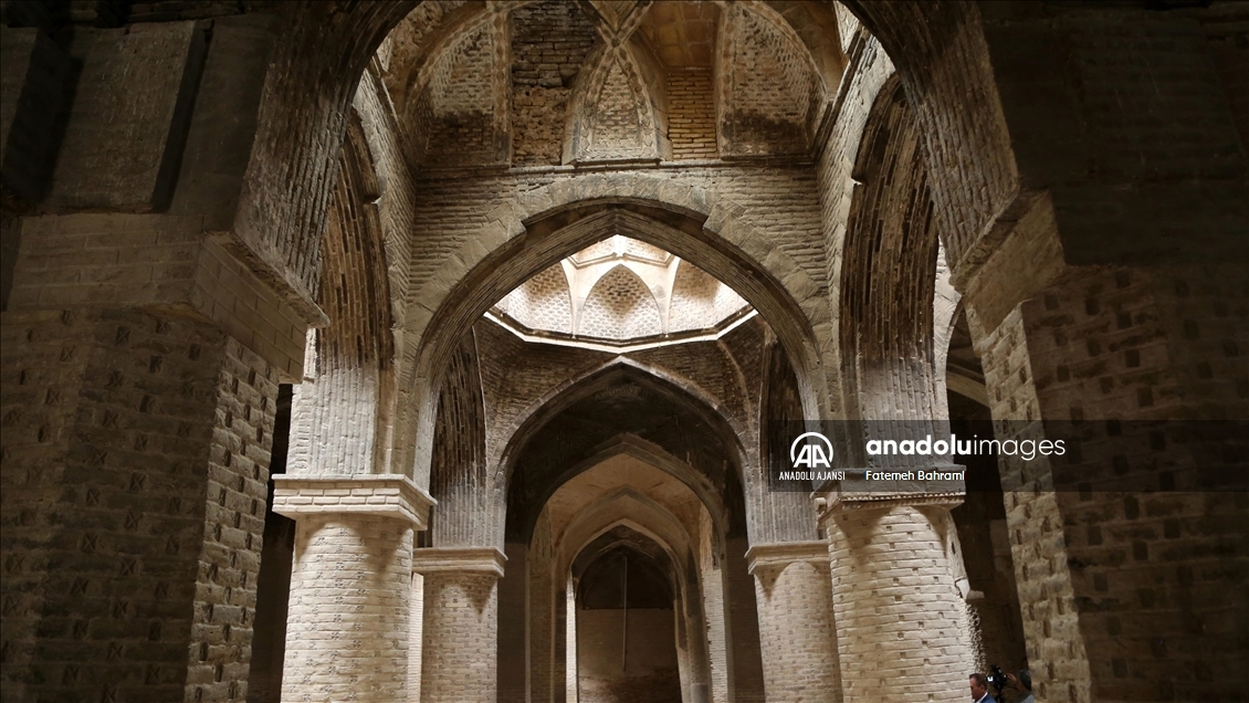 İsfahan'da Selçuklu Devleti döneminde inşa edilen cami farklı mimarisiyle tarihe tanıklık ediyor