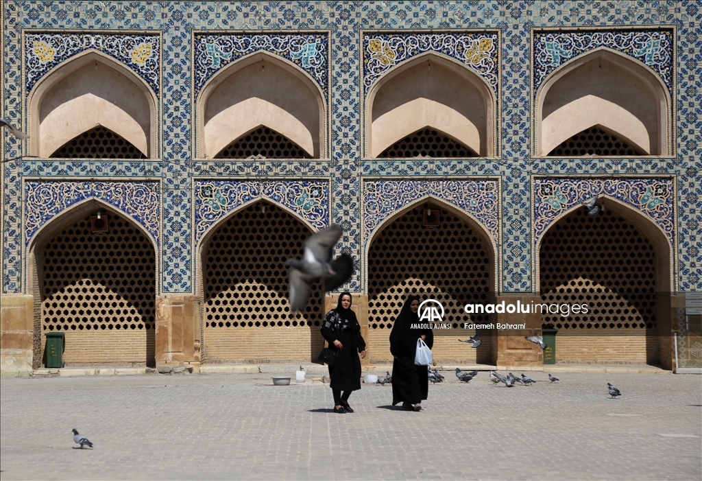 İsfahan'da Selçuklu Devleti döneminde inşa edilen cami farklı mimarisiyle tarihe tanıklık ediyor