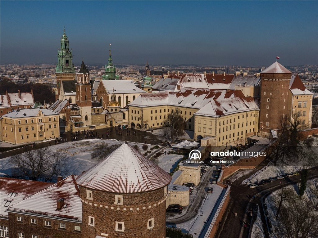 Polonya'nın Krakow kentinde kar yağışı etkili oldu