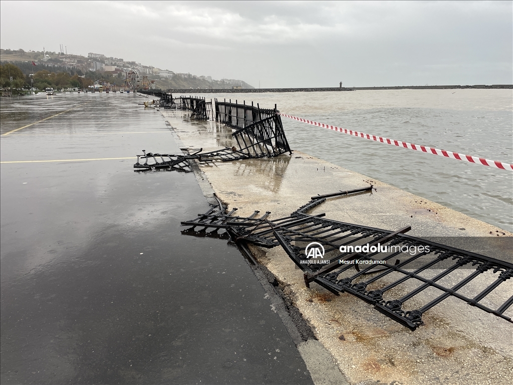Tekirdağ'da lodosun taşırdığı deniz suyu çekildi esnaf tamir ve temizliğe başladı