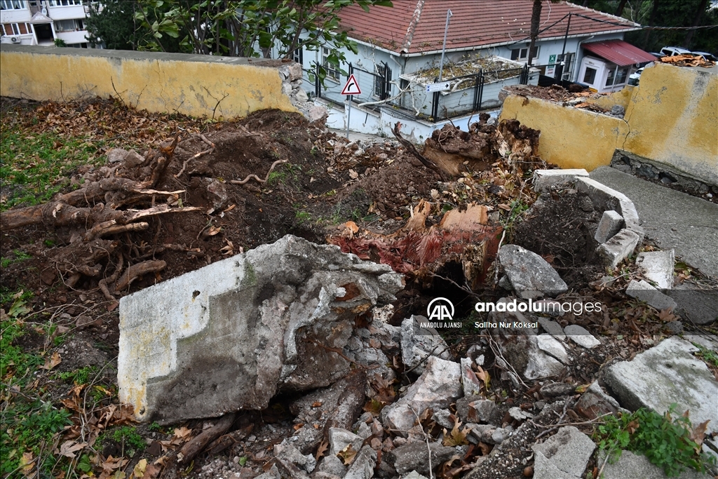 Bursa'da saatteki hızı 100 kilometreye yaklaşan lodos etkisini sürdürüyor