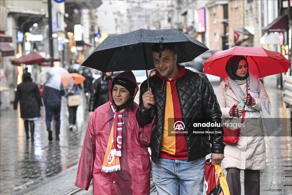 İstanbul'da sağanak hayatı olumsuz etkiliyor
