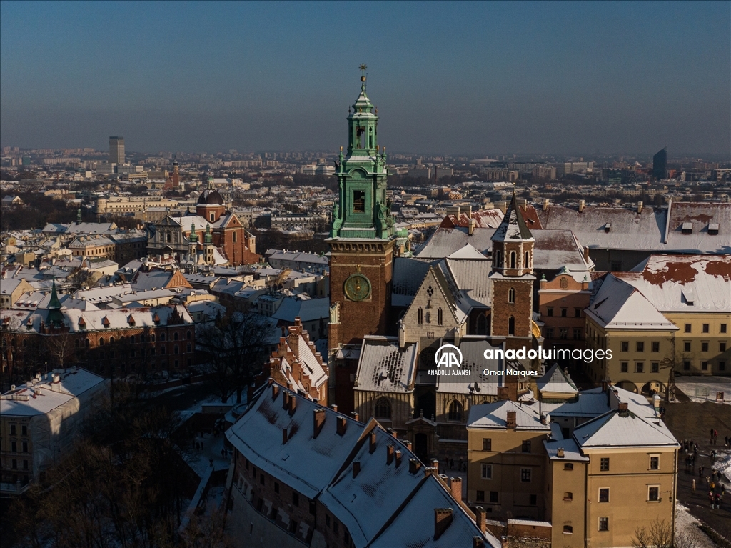 Polonya'nın Krakow kentinde kar yağışı etkili oldu