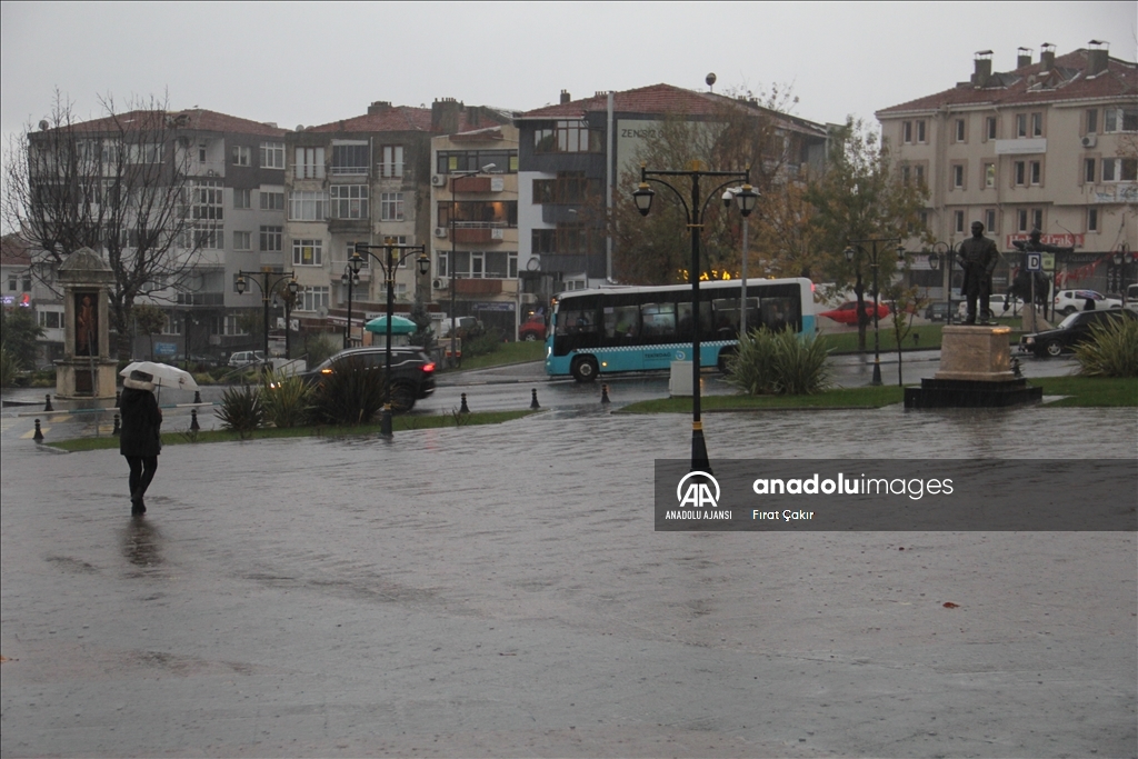 Tekirdağ'da lodosun taşırdığı deniz suyu çekildi esnaf tamir ve temizliğe başladı