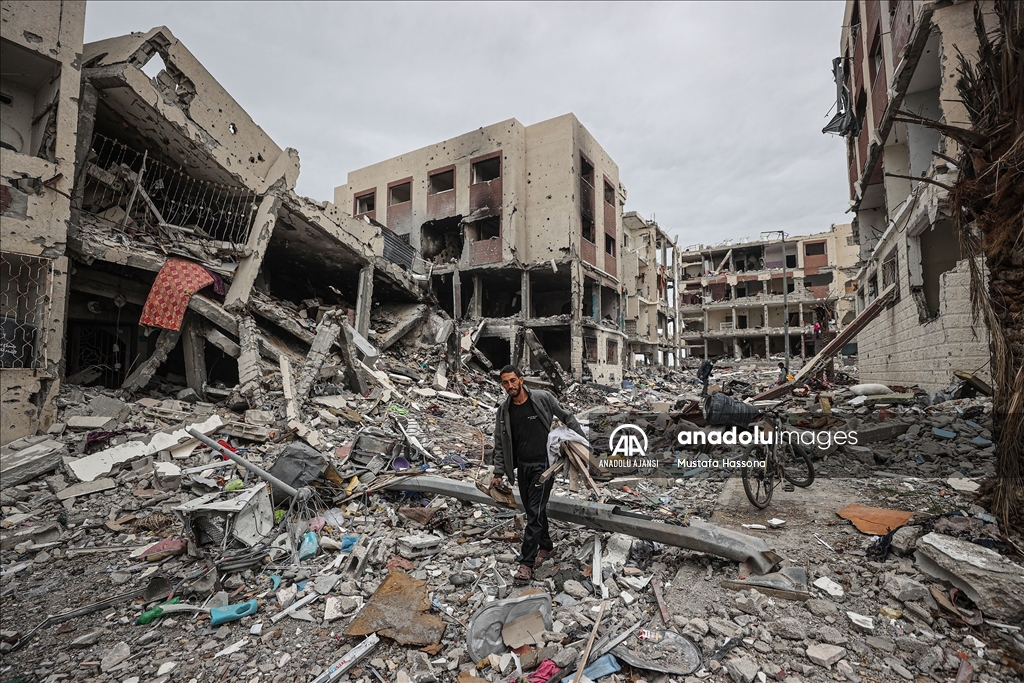 İsrail'in Gazze'ye saldırılarında yerle bir olan toplu konut sitesindeki yıkım görüntülendi