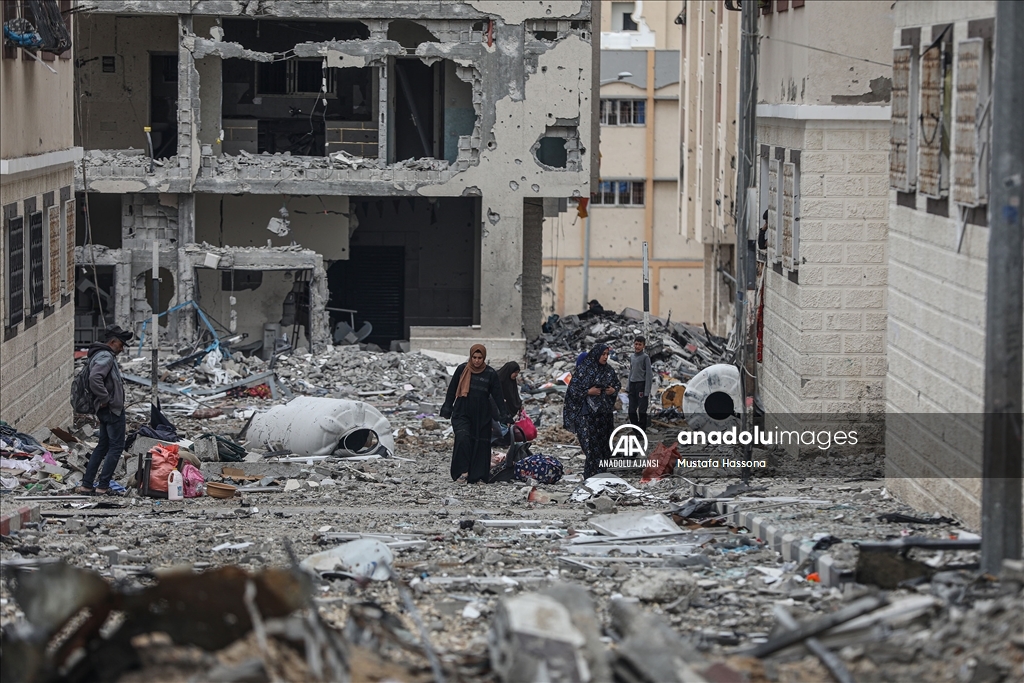 İsrail'in Gazze'ye saldırılarında yerle bir olan toplu konut sitesindeki yıkım görüntülendi